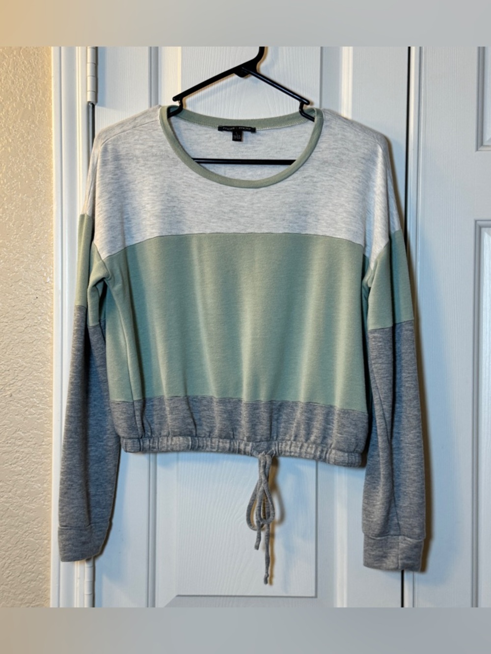 Women’s Lightweight Moa Moa Green and Gray Long Sleeve Crop Sweatshirt Size L